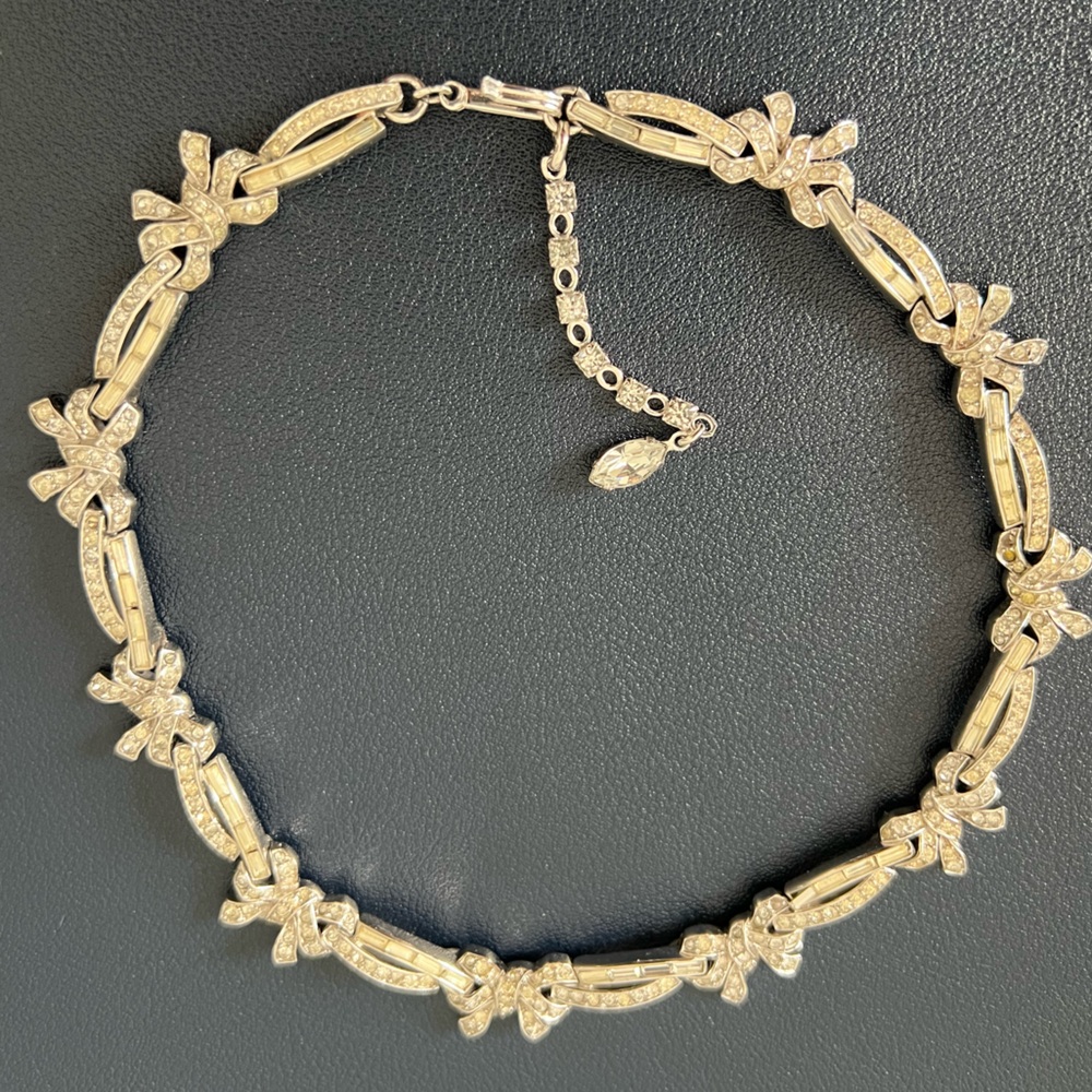 VTG Trifari vintage bow with rhinestones silver tone necklace